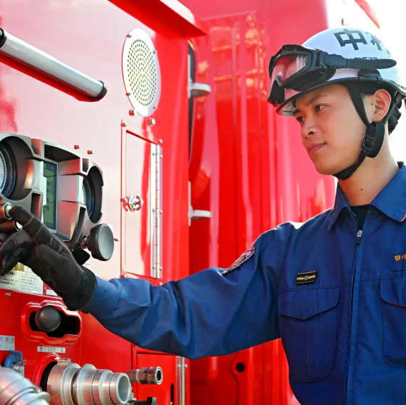 中村さんが消防車の点検を行なっている様子