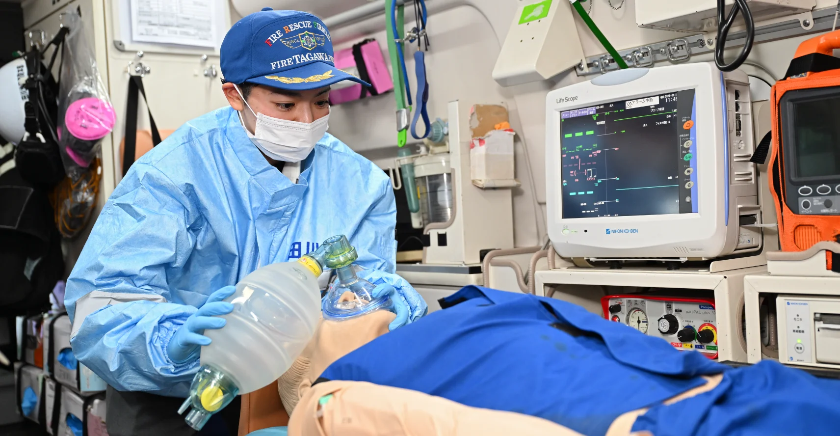 松浪さんが車内で訓練を行なっている様子。訓練用の人形にアンビューバッグを使用している。