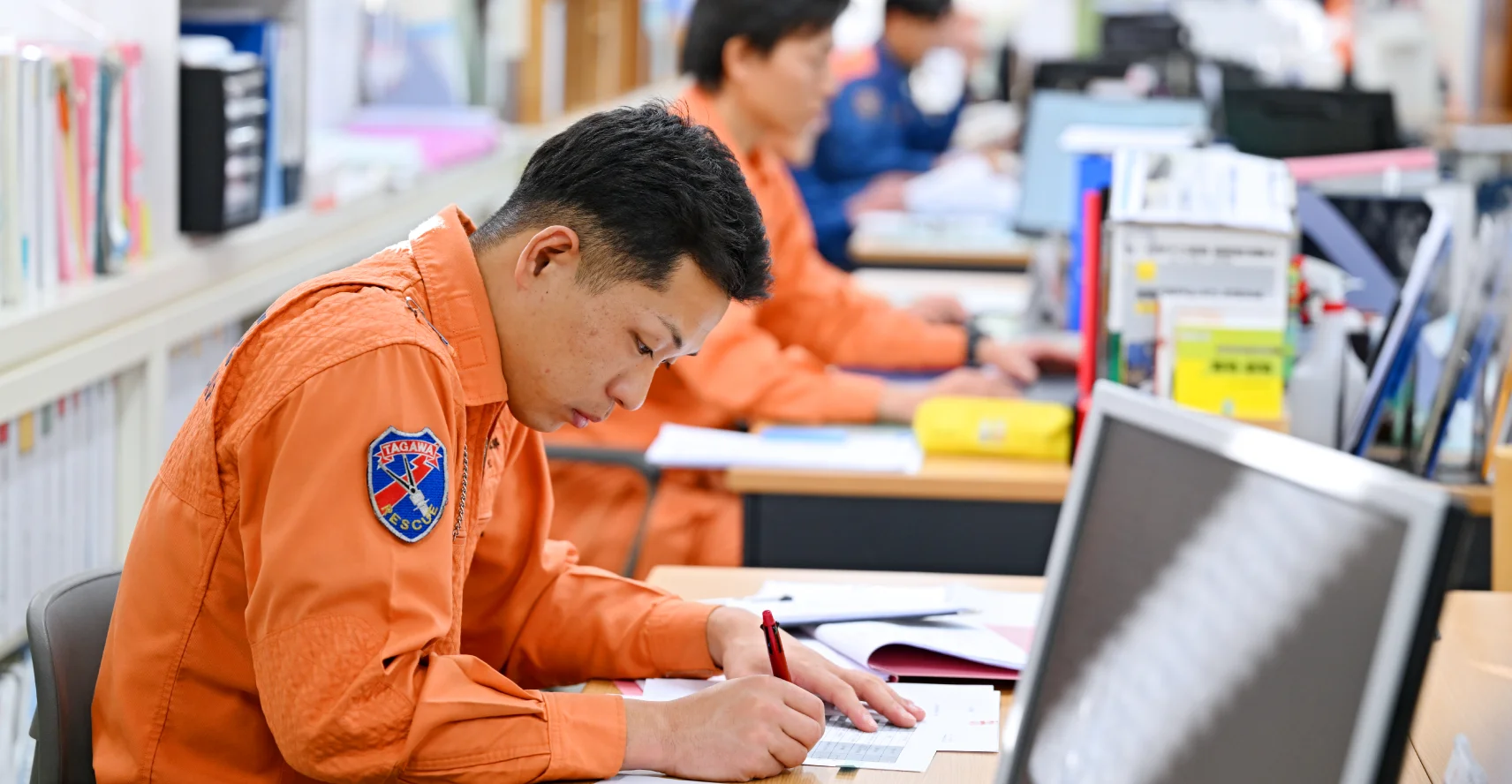 大家さんが消防本部で事務作業を行なっている様子