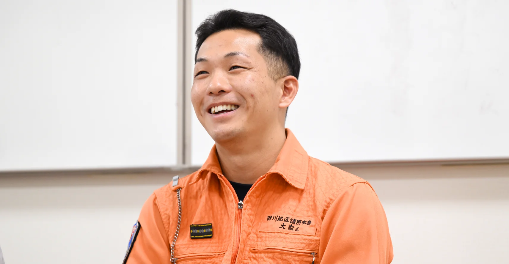 大家さんがインタビューに笑顔で答えている様子