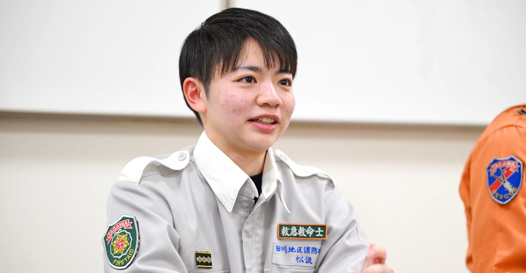 松浪さんがインタビューに答える様子