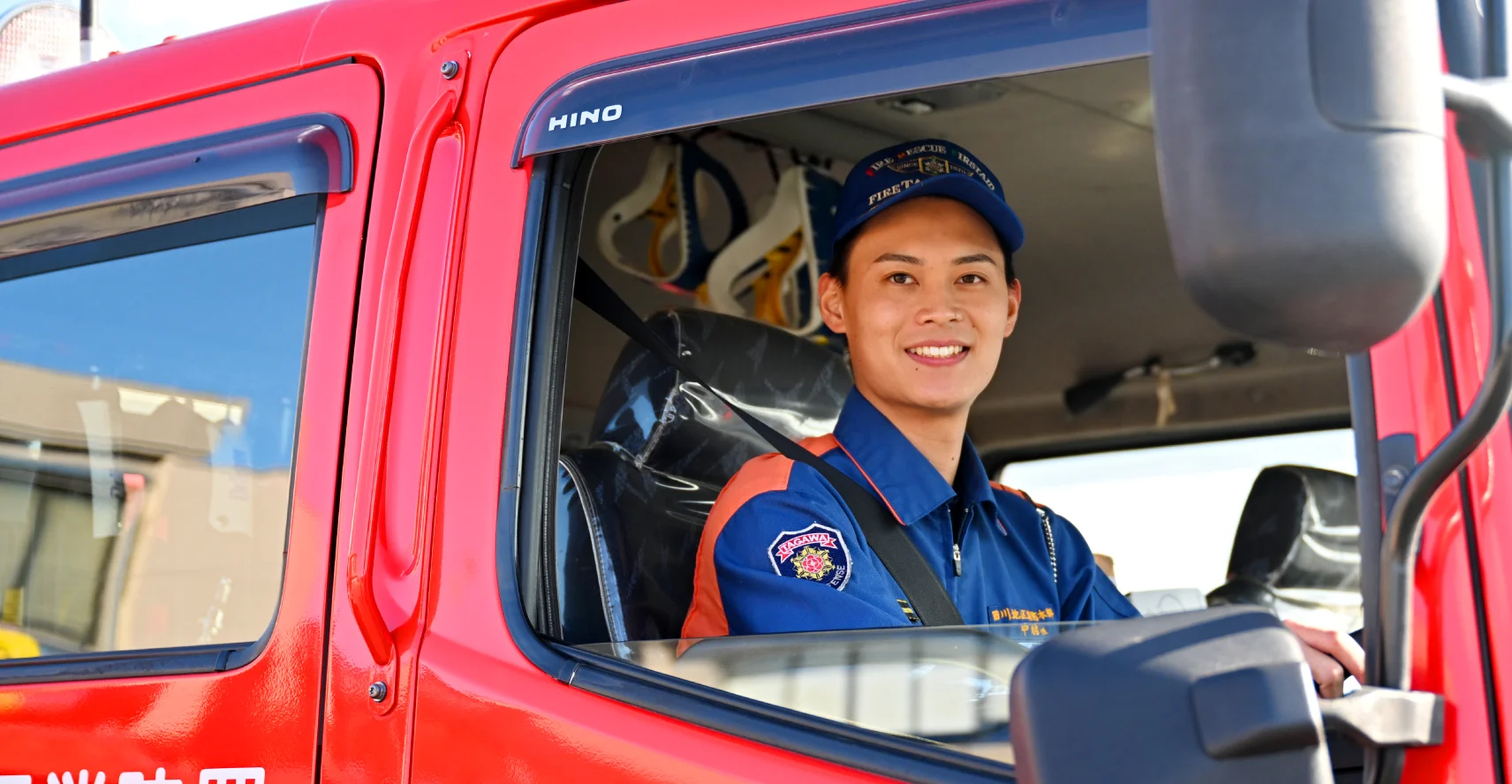 消防車に乗っている中村さんの写真