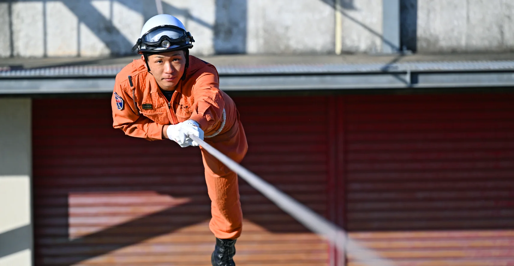 ロープに捕まり移動する大家さんの写真