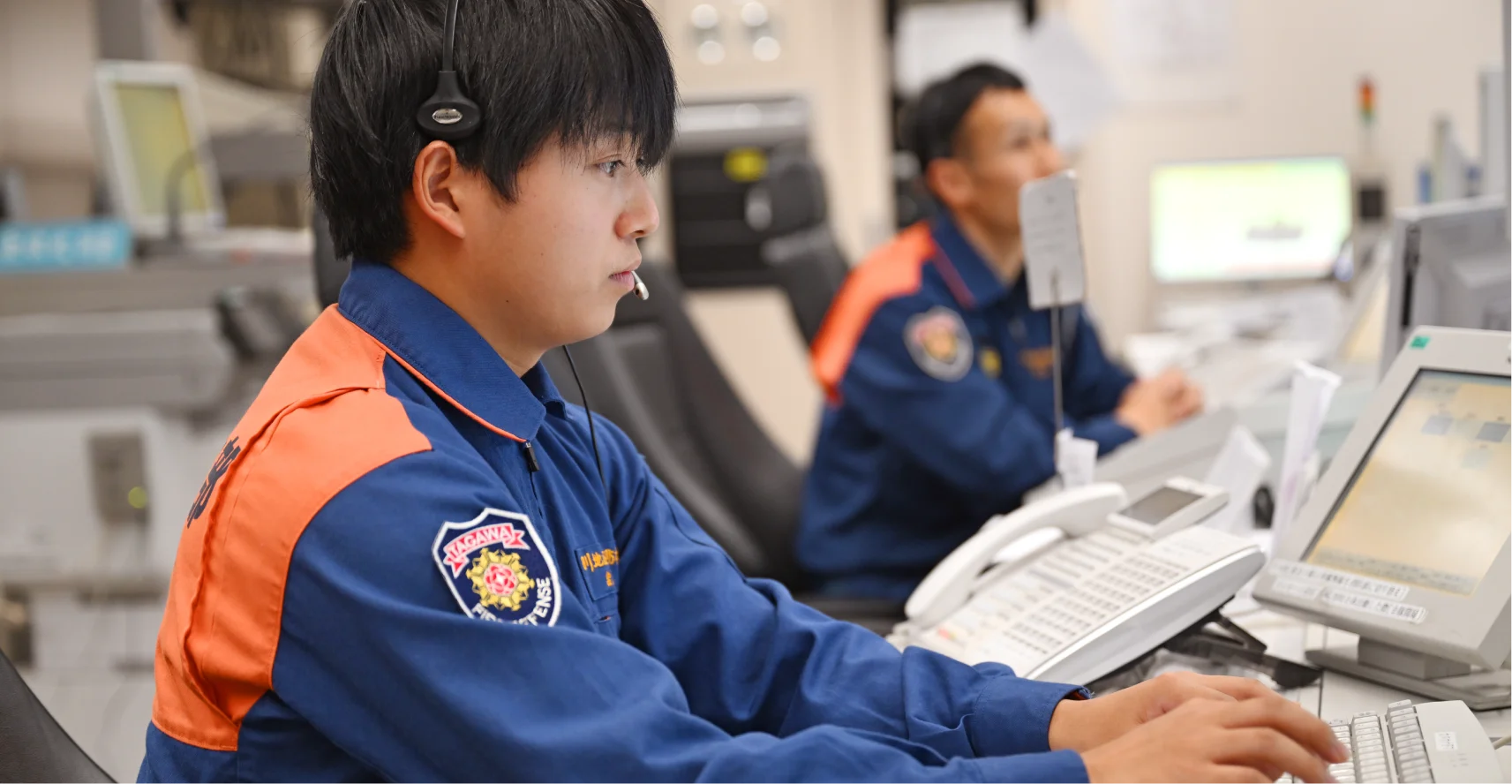 ヘッドセットをつけた職員がキーボードを操作している様子